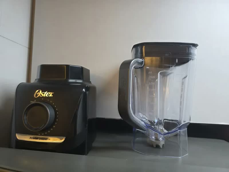 foto de Liquidificador Oster 1400wwts 15 Velocidades Olig610 Cor Preto
