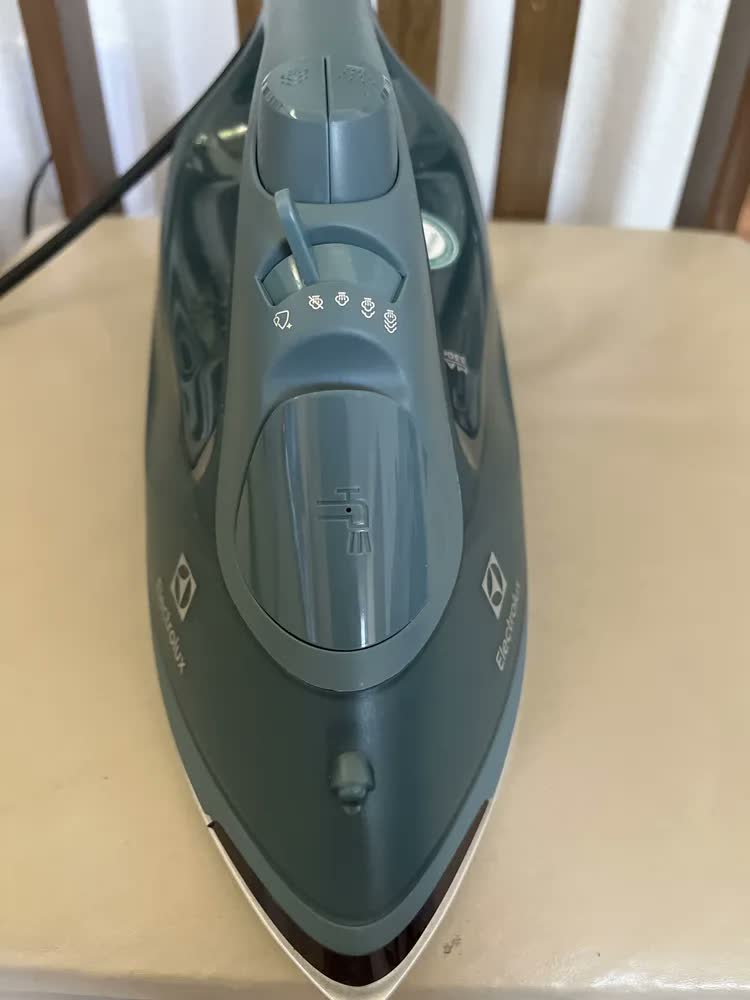 foto de Ferro de Passar Roupa a Vapor e a Seco Electrolux Experience Care com Triplo Desligamento Automático ESI80
