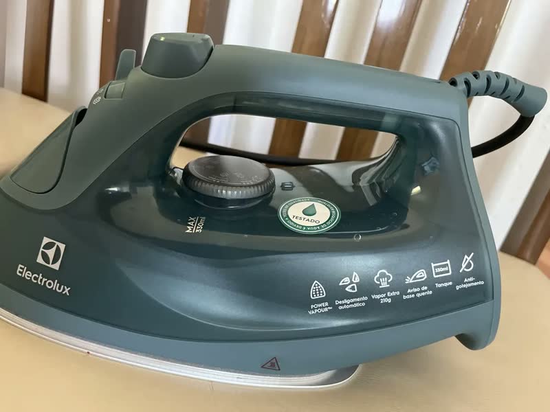 foto de Ferro de Passar Roupa a Vapor e a Seco Electrolux Experience Care com Triplo Desligamento Automático ESI80