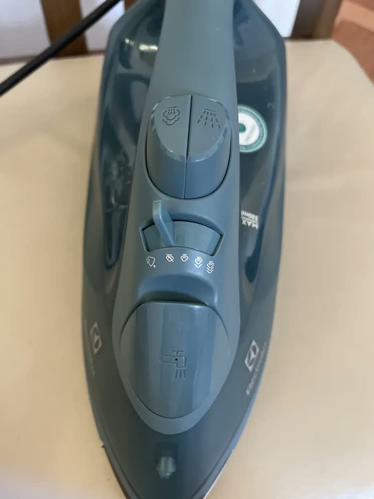 foto de Ferro de Passar Roupa a Vapor e a Seco Electrolux Experience Care com Triplo Desligamento Automático ESI80