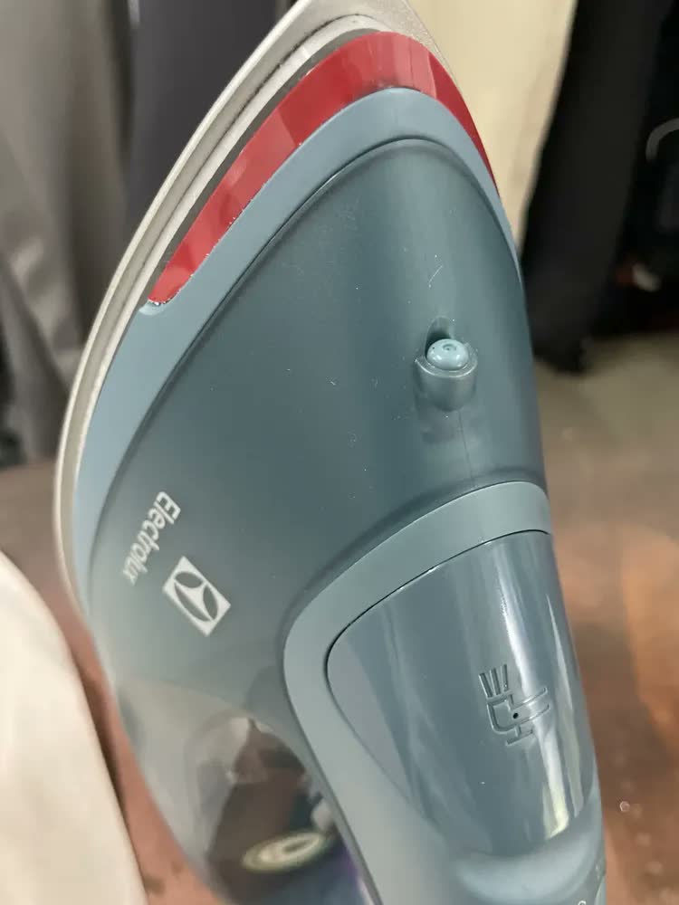 foto de Ferro de Passar Roupa a Vapor e a Seco Electrolux Experience Care com Triplo Desligamento Automático ESI80
