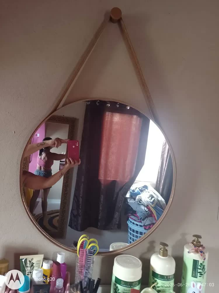 foto de Espelho Decorativo Redondo 60cm Adnet Suspenso C/ Alça Couro Preto