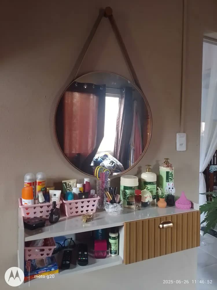foto de Espelho Decorativo Redondo 60cm Adnet Suspenso C/ Alça Couro Preto