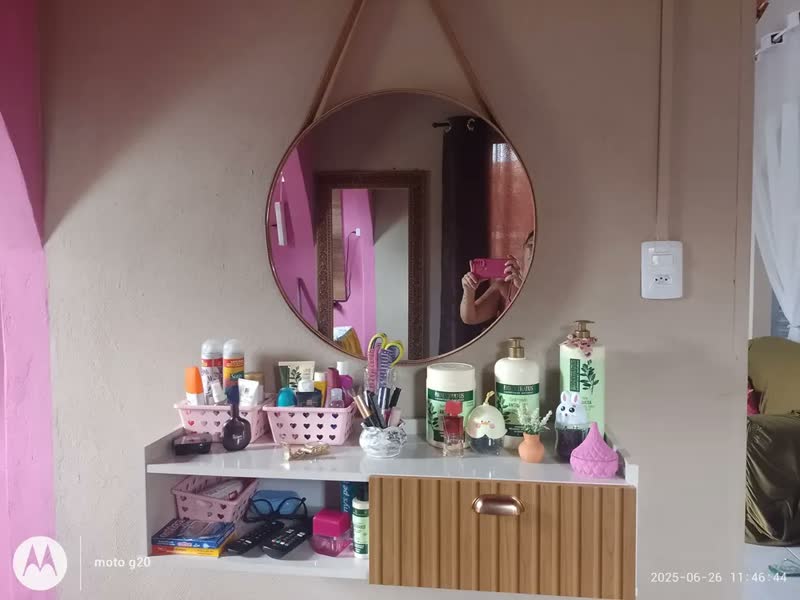 foto de Espelho Decorativo Redondo 60cm Adnet Suspenso C/ Alça Couro Preto