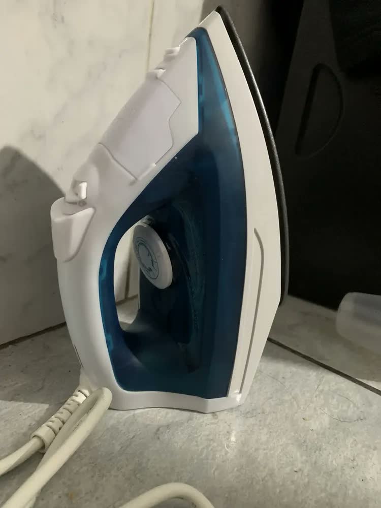 foto de Ferro De Passar A Vapor Mondial F-32 Cor Branco Com Azul