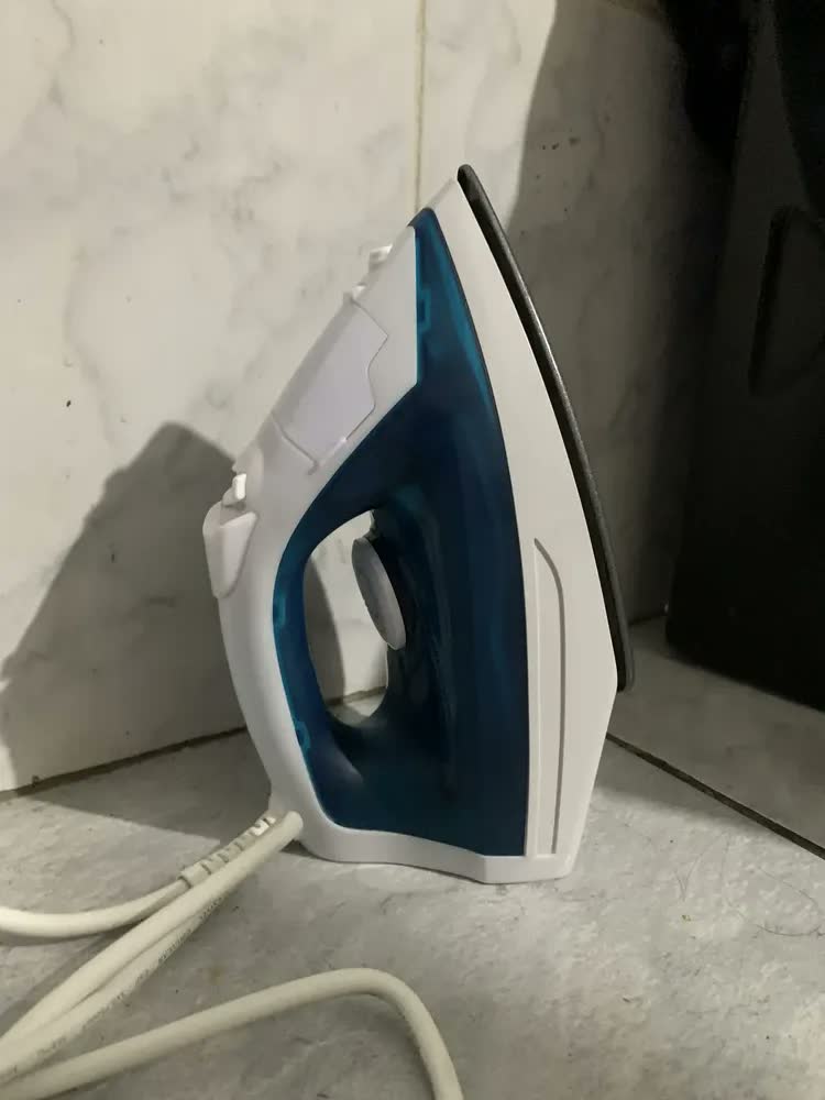 foto de Ferro De Passar A Vapor Mondial F-32 Cor Branco Com Azul