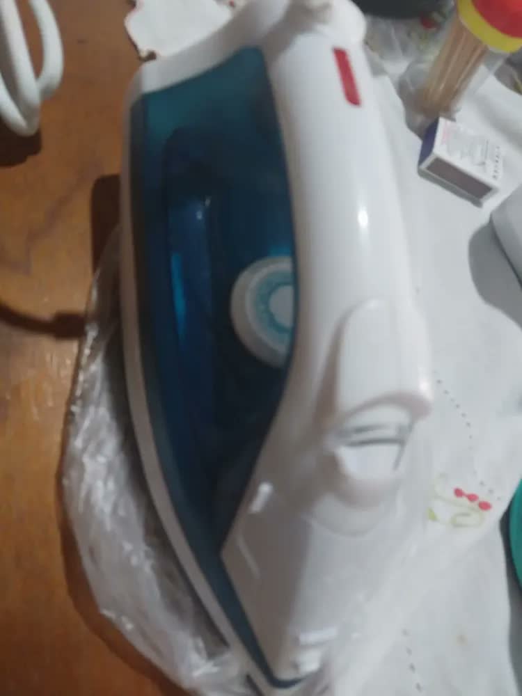 foto de Ferro De Passar A Vapor Mondial F-32 Cor Branco Com Azul
