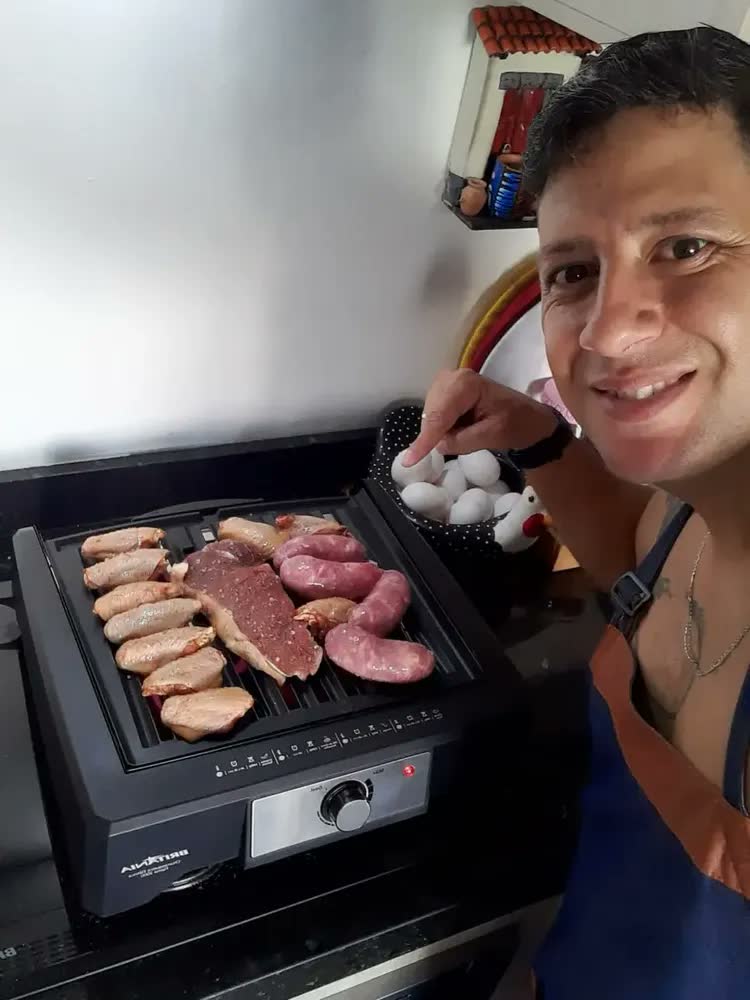 foto de Churrasqueira Elétrica Britânia Flame Bcq2000 Grelha Preto