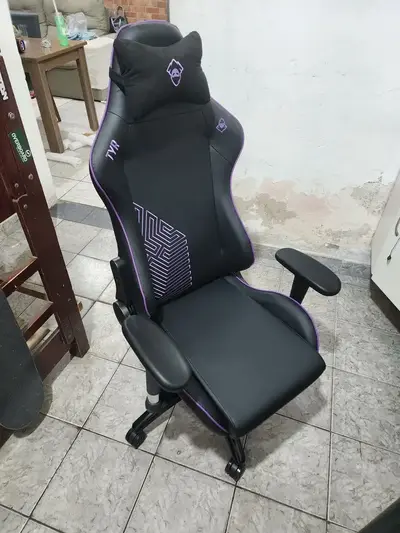 foto de Cadeira Gamer Mancer Tyr Purple Edition, Preta E Roxa Cor Preto/Violeta Material do estofamento Couro sintético