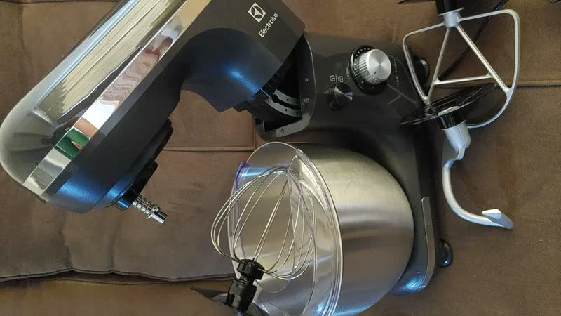 foto de BATEDEIRA PLANETÁRIA ELECTROLUX 750W CINZA EXPERIENCE COM TIGELA INOX 5L 220V EKM40