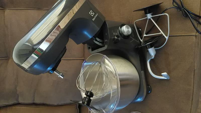 foto de BATEDEIRA PLANETÁRIA ELECTROLUX 750W CINZA EXPERIENCE COM TIGELA INOX 5L 220V EKM40