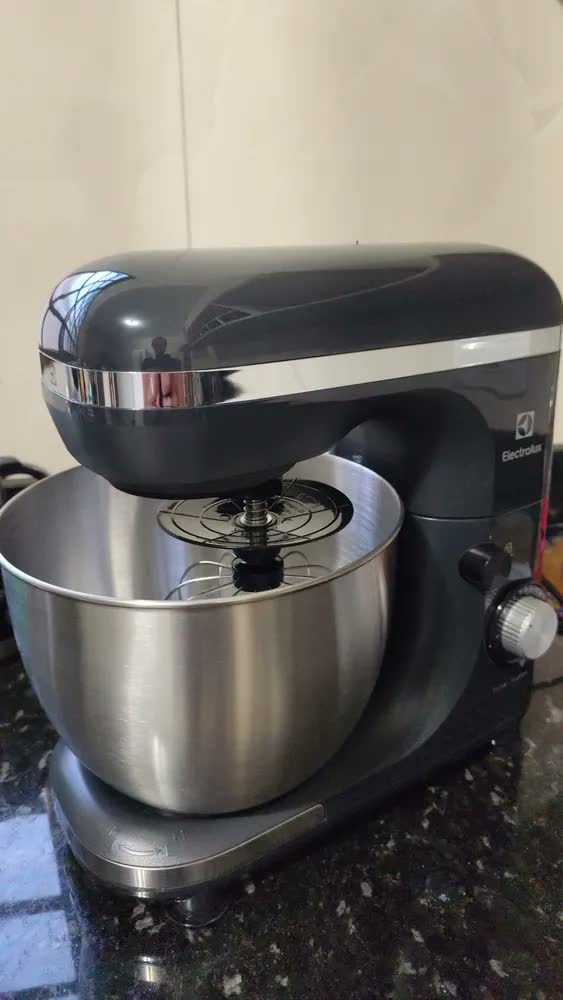 foto de BATEDEIRA PLANETÁRIA ELECTROLUX 750W CINZA EXPERIENCE COM TIGELA INOX 5L 220V EKM40