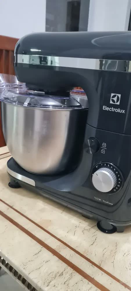 foto de BATEDEIRA PLANETÁRIA ELECTROLUX 750W CINZA EXPERIENCE COM TIGELA INOX 5L 220V EKM40