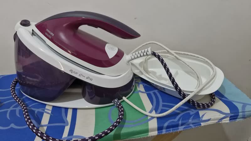 foto de Ferro A Vapor Philips Walita Perfectcare Compact Essential Cor Violeta Voltagem