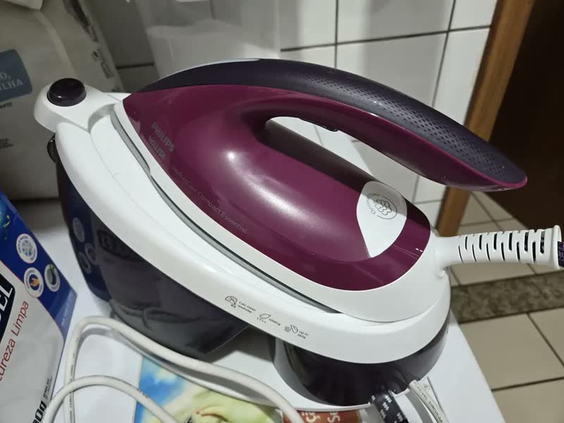 foto de Ferro A Vapor Philips Walita Perfectcare Compact Essential Cor Violeta Voltagem
