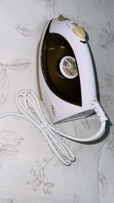 foto de Ferro de Passar GCSTBS5907 Antiaderente Com Jato De Vapor e Potência De 1200W Cor Champagne Oster