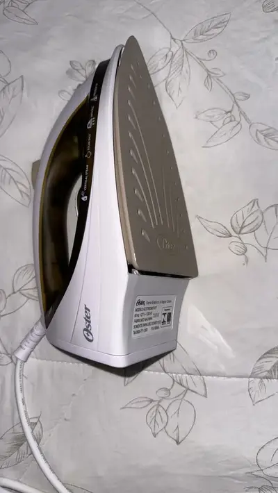 foto de Ferro de Passar GCSTBS5907 Antiaderente Com Jato De Vapor e Potência De 1200W Cor Champagne Oster
