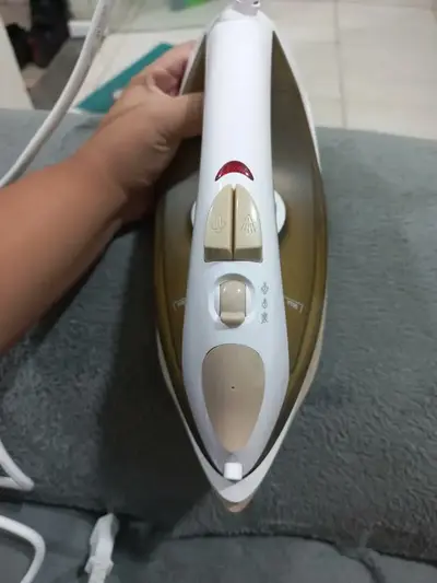 foto de Ferro de Passar GCSTBS5907 Antiaderente Com Jato De Vapor e Potência De 1200W Cor Champagne Oster
