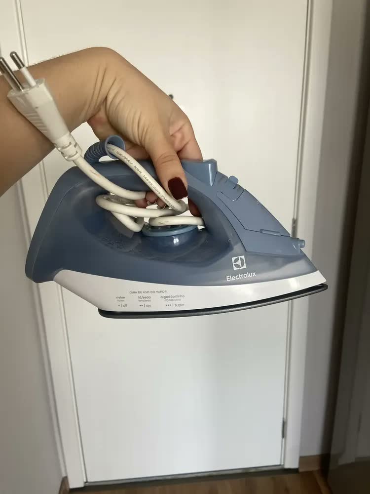 foto de Electrolux Efficient Esi10 a vapor e ferro seco, cor azul