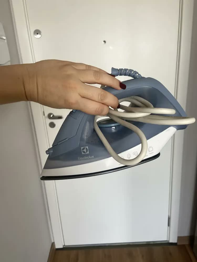 foto de Electrolux Efficient Esi10 a vapor e ferro seco, cor azul