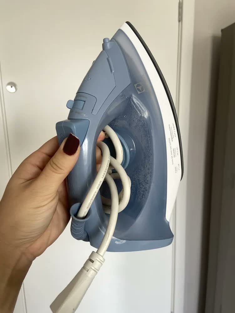 foto de Electrolux Efficient Esi10 a vapor e ferro seco, cor azul