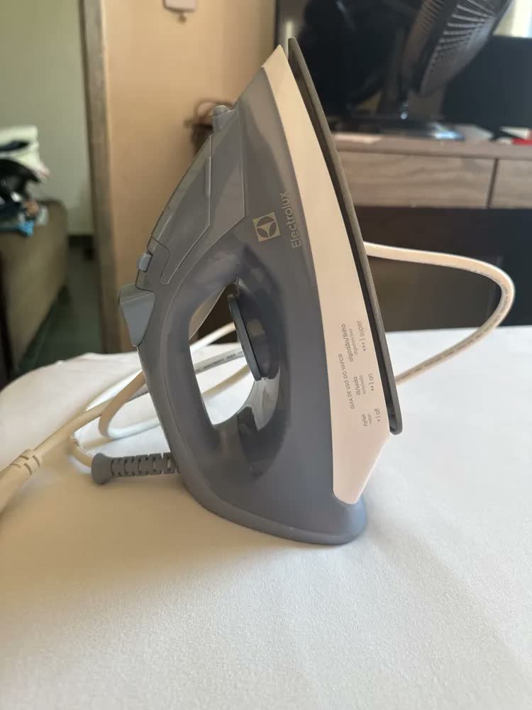 foto de Electrolux Efficient Esi10 a vapor e ferro seco, cor azul