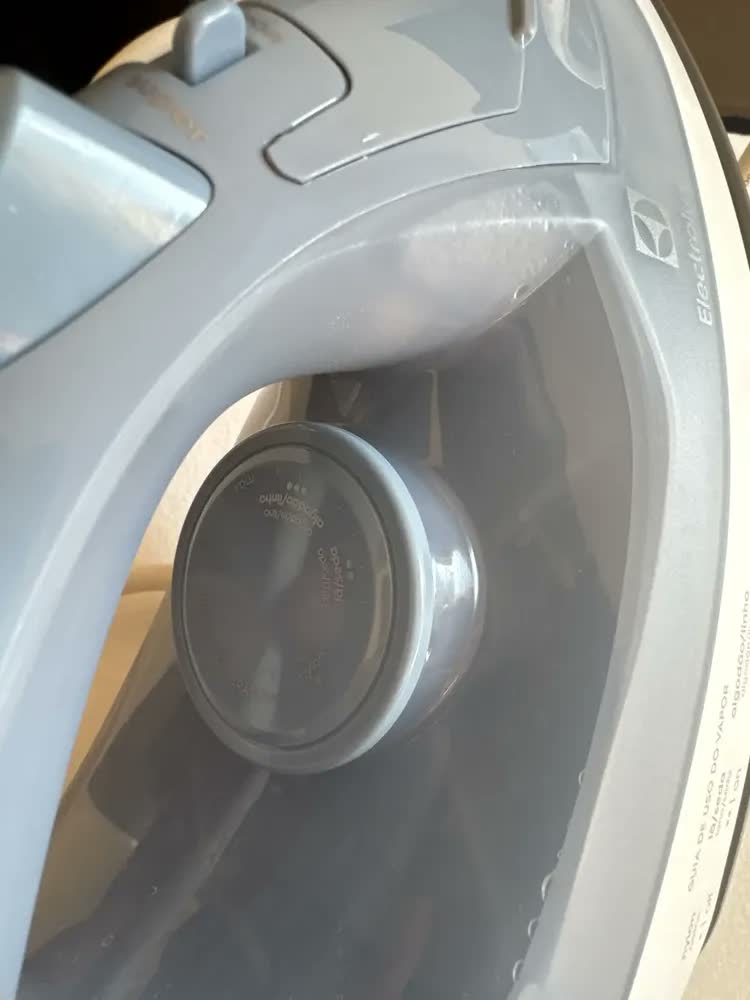 foto de Electrolux Efficient Esi10 a vapor e ferro seco, cor azul
