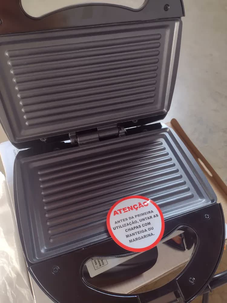 foto de Sanduicheira Grill Antiaderente 750 Watts Preta S-12 Mondial Cor Preto