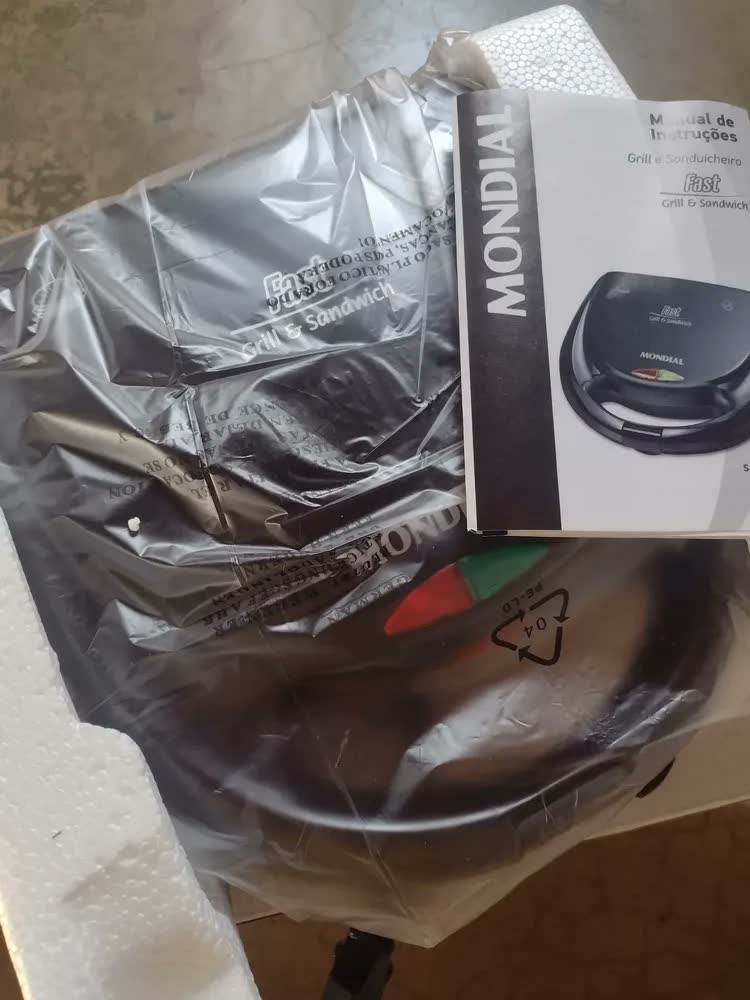 foto de Sanduicheira Grill Antiaderente 750 Watts Preta S-12 Mondial Cor Preto