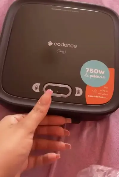 foto de Grill Sanduicheira Cadence SAN400 Elétrica Chapa Misteira Tostex Tostequeira Hambúrguer Click