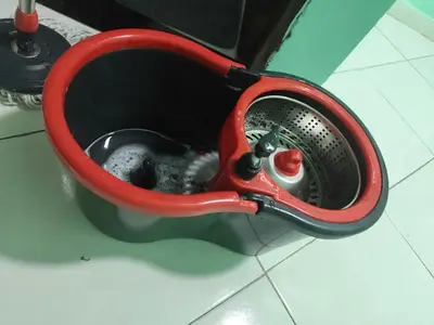foto de Mop Giratório Pro Com Centrífuga em Aço Inox Powermaid Cinza e Vermelho
