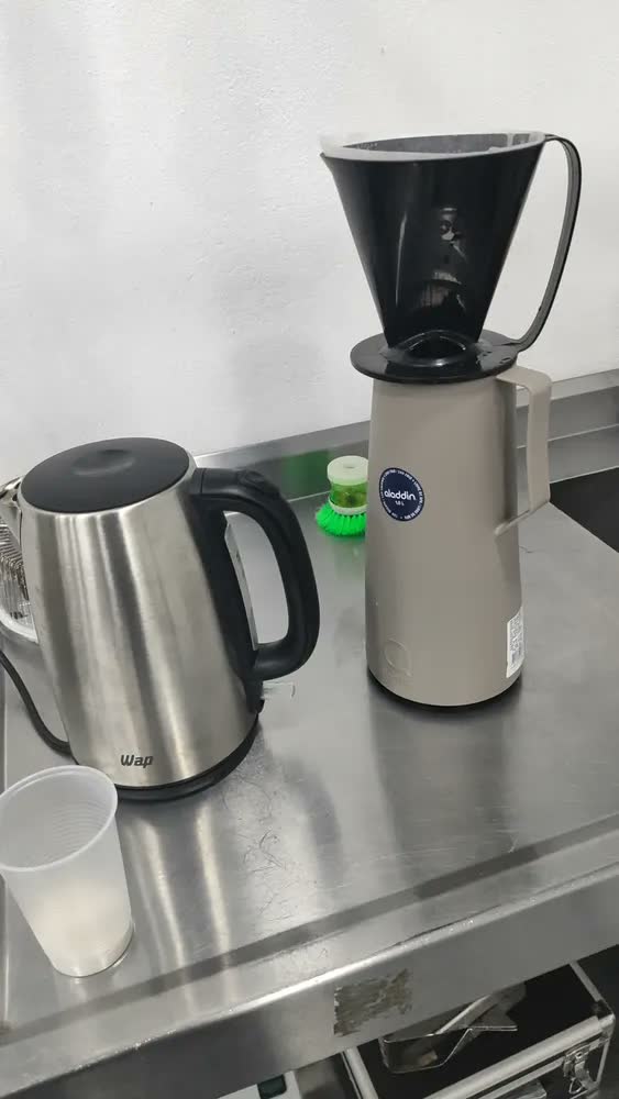 foto de Chaleira Elétrica WAP WCE1 Inox 1850W 1,7L com Indicador de Nível de Água
