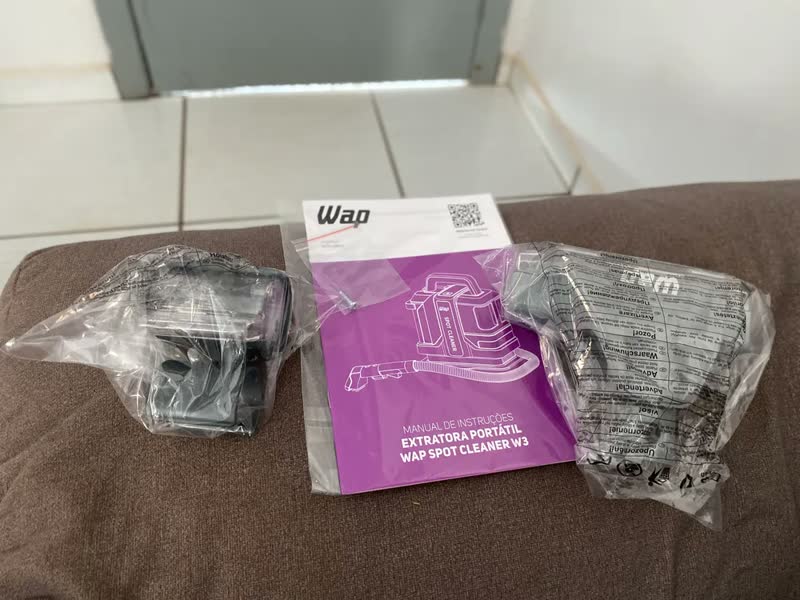 foto de Extratora de Sujeira Portátil WAP Spot Cleaner W3 Borrifa Esfrega e Extrai 1450W de Potência e Bico de Autolimpeza