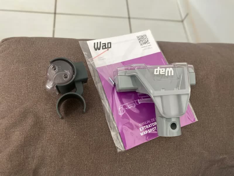 foto de Extratora de Sujeira Portátil WAP Spot Cleaner W3 Borrifa Esfrega e Extrai 1450W de Potência e Bico de Autolimpeza