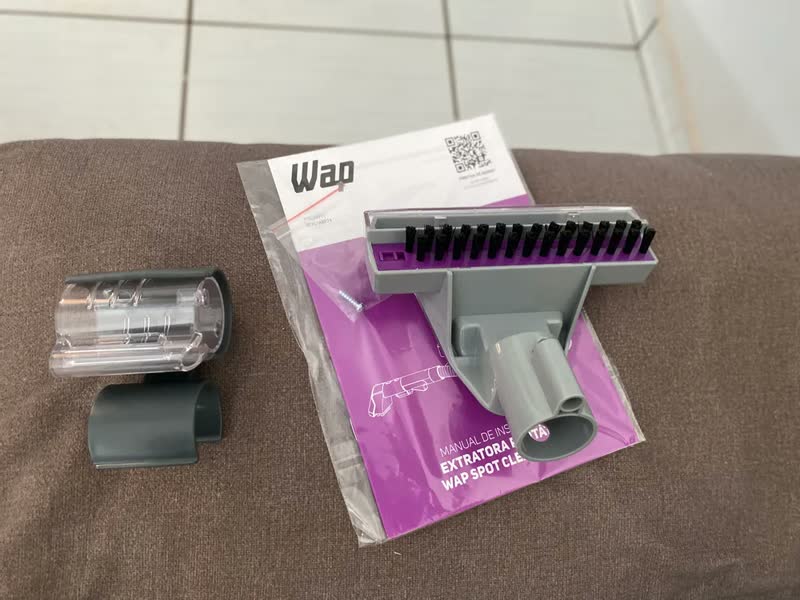 foto de Extratora de Sujeira Portátil WAP Spot Cleaner W3 Borrifa Esfrega e Extrai 1450W de Potência e Bico de Autolimpeza