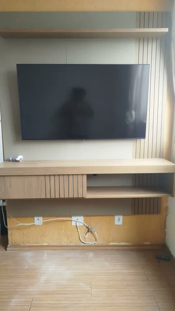 foto de Painel Rack Suspenso Caemmun 1 Porta Ripado TV até 55