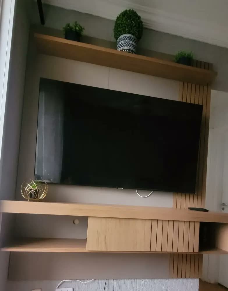 foto de Painel Rack Suspenso Caemmun 1 Porta Ripado TV até 55