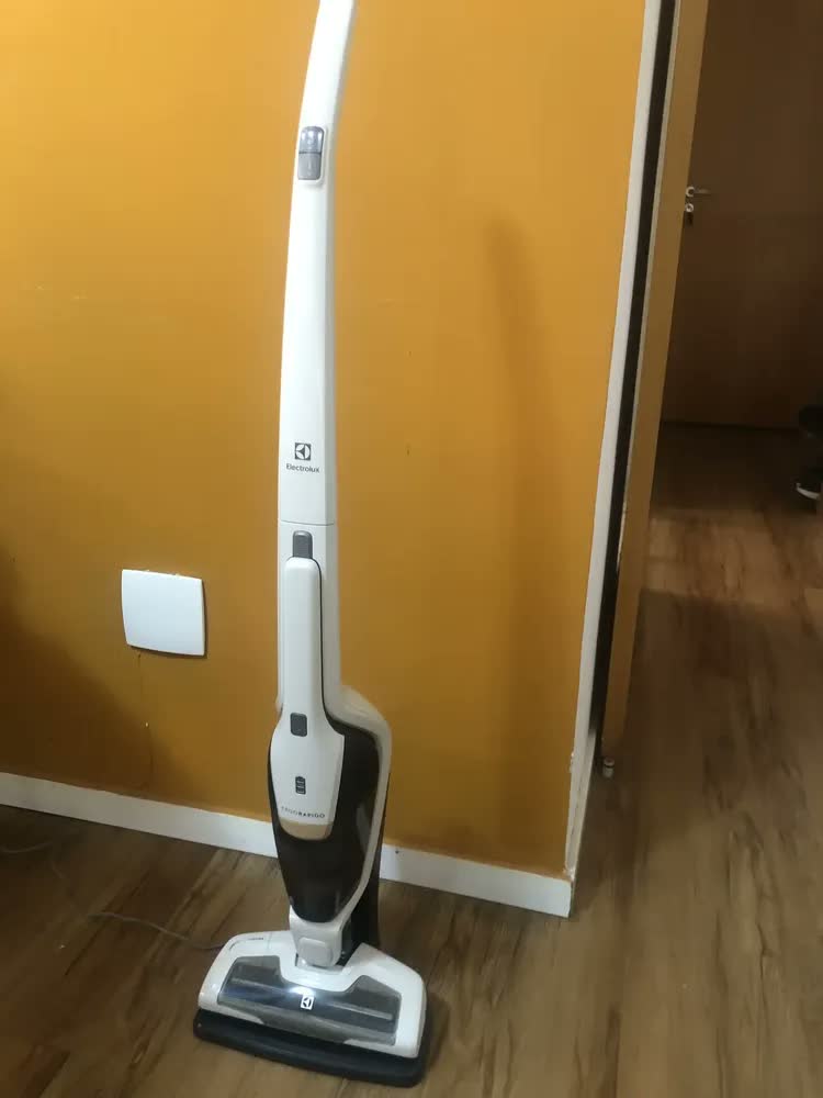 foto de Aspirador De Pó Vertical Electrolux Ergorapido 2 Em 1 Branco