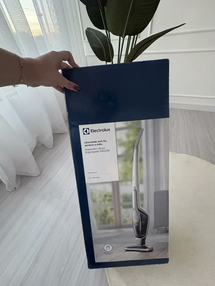 foto de Aspirador De Pó Vertical Electrolux Ergorapido 2 Em 1 Branco