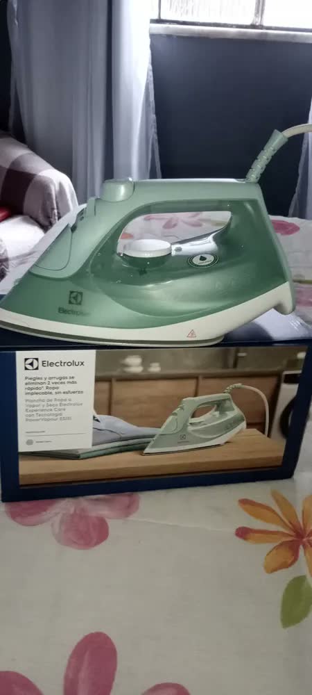 foto de FERRO ELECTROLUX DE PASSAR A VAPOR E SECO EXPERIENCE COM POWERVAPOUR VERDE CLARO ESI51