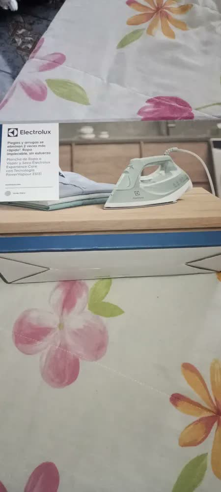 foto de FERRO ELECTROLUX DE PASSAR A VAPOR E SECO EXPERIENCE COM POWERVAPOUR VERDE CLARO ESI51