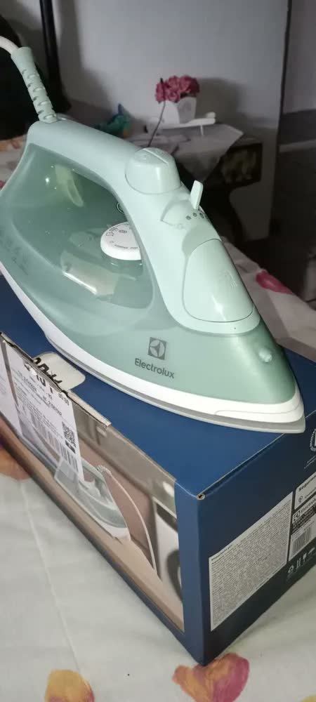 foto de FERRO ELECTROLUX DE PASSAR A VAPOR E SECO EXPERIENCE COM POWERVAPOUR VERDE CLARO ESI51