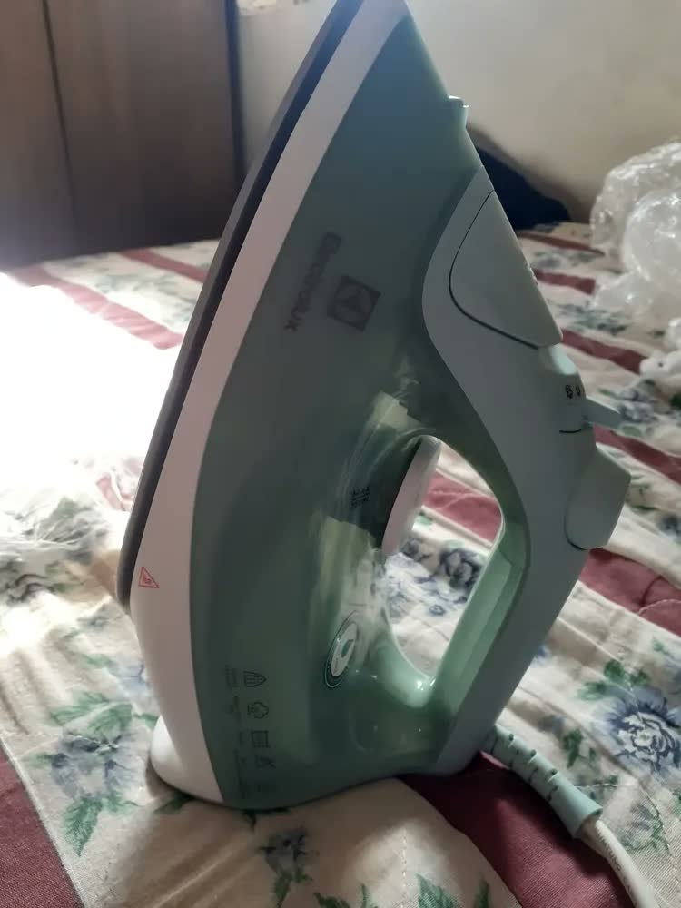 foto de FERRO ELECTROLUX DE PASSAR A VAPOR E SECO EXPERIENCE COM POWERVAPOUR VERDE CLARO ESI51