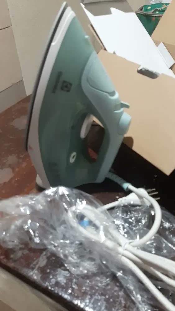 foto de FERRO ELECTROLUX DE PASSAR A VAPOR E SECO EXPERIENCE COM POWERVAPOUR VERDE CLARO ESI51