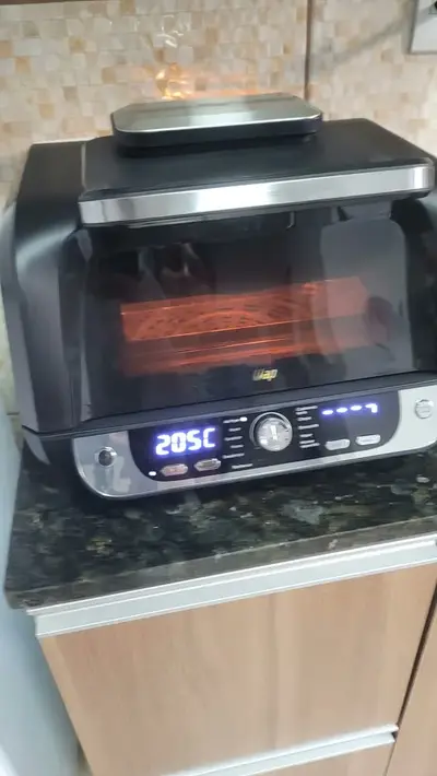 foto de Fritadeira Elétrica Air Fryer WAP Cozinha Barbecue com Painel Digital e 12 Funções Preto e cinza
