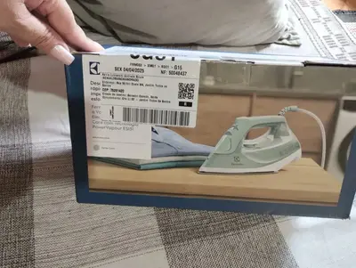 foto de Ferro de Passar Seco e Vapor Electrolux Base Cerâmica Glissium Vapor Vertical Extra Alta Capacidade 1500W Cabo 1.80m ESI51