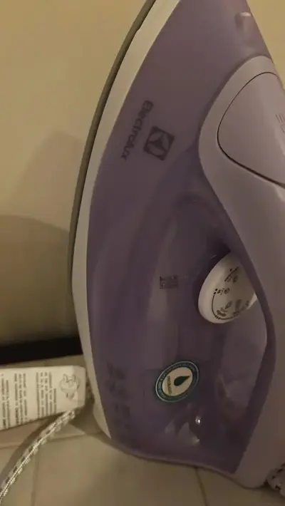 foto de Ferro de Passar Seco e Vapor Electrolux Base Cerâmica Glissium Vapor Vertical Extra Alta Capacidade 1500W Cabo 1.80m ESI51