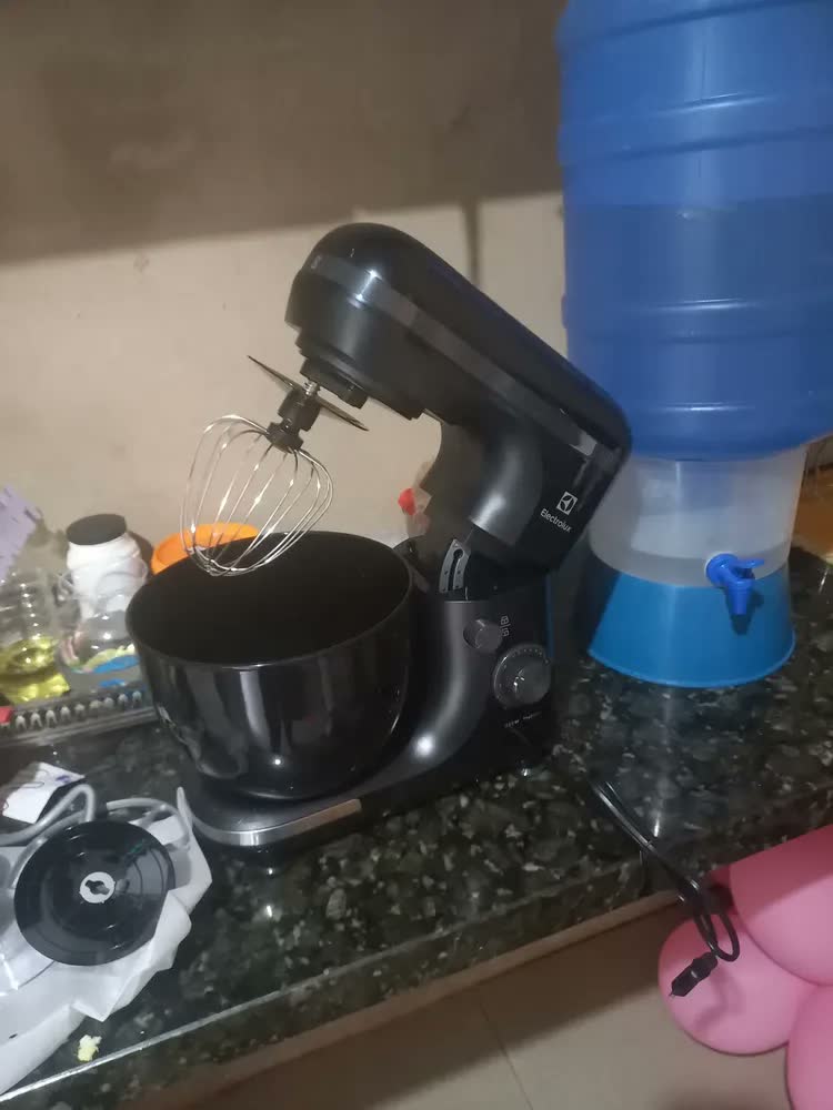 foto de Batedeira Planetária 750w 5l Frequência 60Hz 5L Preta Electrolux Ekm30