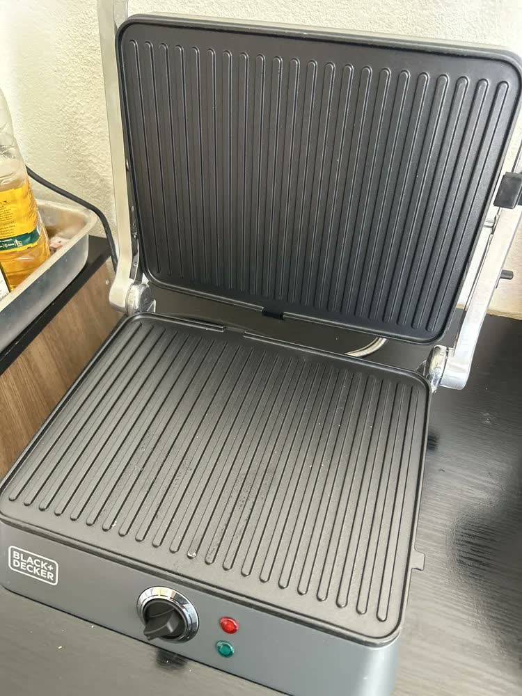 foto de Sanduicheira Grill Elétrica Black+Decker Gourmand G1400 180° com Chapas Antiaderentes