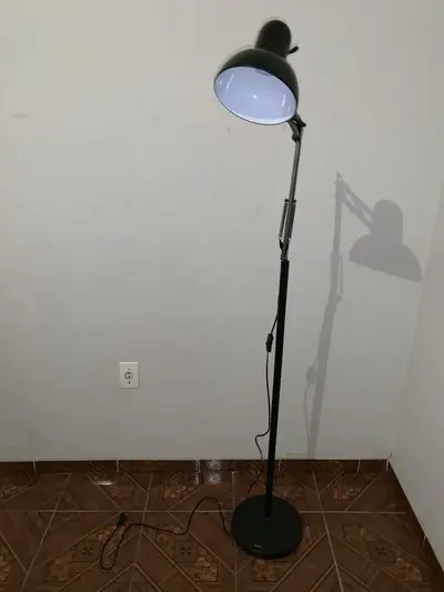 foto de Techled Luminária De Chão Articulada 1,9m Abajur De Chão Escritório Cor Da Estrutura Preto